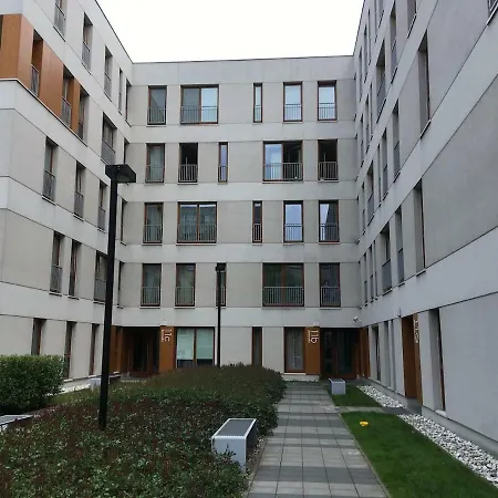 Komfortowy Apartament Z Ogrodkiem 5 Min. Od Rynku Apartman