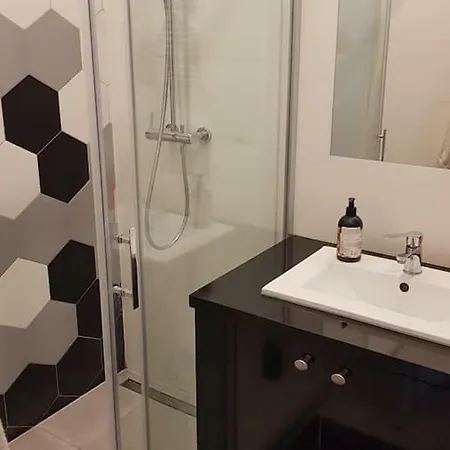 Komfortowy Apartament Z Ogrodkiem 5 Min. Od Rynku Apartman