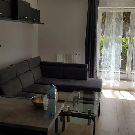 Komfortowy Apartament Z Ogrodkiem 5 Min. Od Rynku Apartman